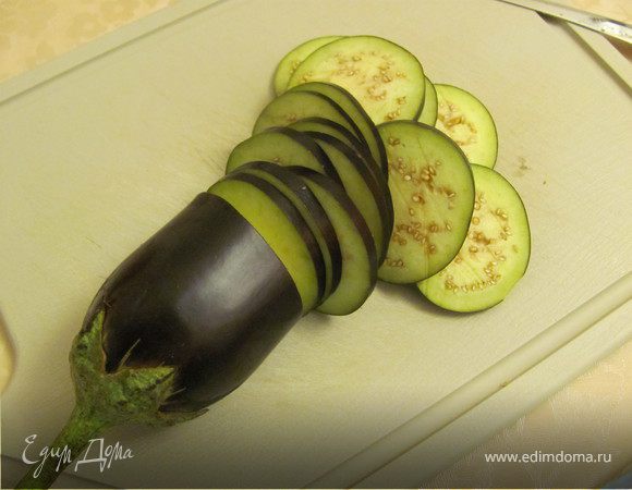 Нарежьте баклажан кружками шириной 0,5см. и обжарьте их на сухой, очень горячей сковороде.