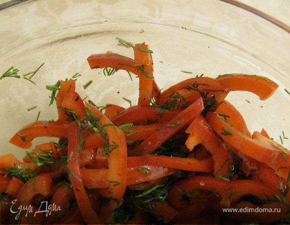 Сделайте заправку из оливкового масла, уксуса, укропа, соли и перца. Нарежьте перец полукольцами и перемешайте его с заправкой.