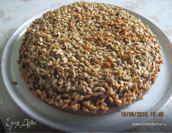 Уварить заливку минут 10 и залить на корж. Поставить пирог еще на 20-30 минут в духовку.
