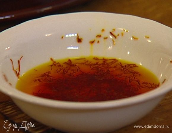 Шафран замочить в небольшом количестве горячей воды.