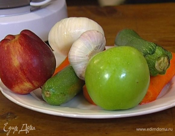 Лук, морковь и чеснок почистить.