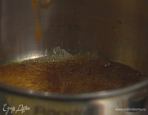 Разогреть в кастрюле 125 мл воды, всыпать сахар и варить около 4 минут, до полного растворения сахара. 