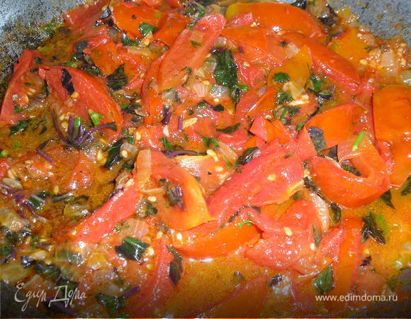  Делаем  томатный  соус. Лук  порезать  мелкими  кубиками, обжарить  на  оливковом  масле  до  прозрачности. Добавить  помидора, порезанные  на  небольшие  дольки, и  чеснок, пропущенный  через  пресс. Немного  уварить. 
  Добавить  мелко  порезанные  базилик  и  укроп, соль, перец. Проварить  1 мин.