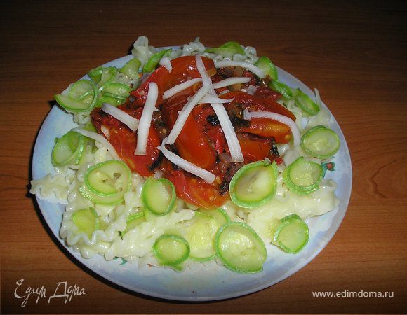 Выкладываем  на  тарелку  вермишель, сверху - томатный соус, посыпаем  небольшим  кол-вом  сыра. Несколько  ленточек  кабачков  можно  свернуть  в  кольцо  для  украшения.