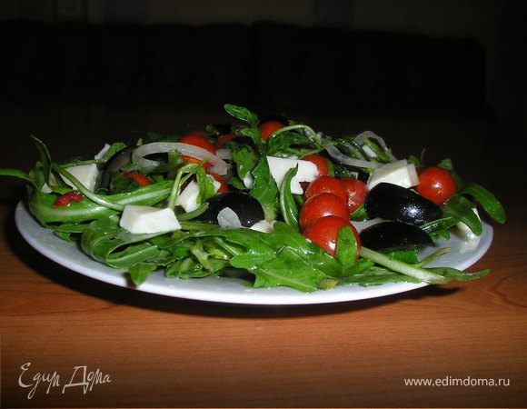 Делаем  заправку. Половинку  перца  чили, нарезать  мелкими  кубиками, семена  удалить. Чеснок  также  нарезать  мелкими  кубиками. Смешать  все  ингредиенты  для  заправки. Добавить  заправку  в  салат, перемешать.  