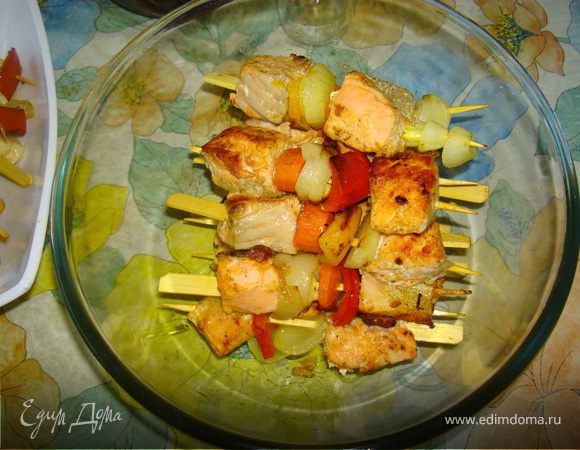 Нанизываем мясо и рыбу на шпажки (на разные, т.е. будет отдельно рыба и курица), чередуя с овощами.
Разогреваем сковороду-гриль(можно попробовать и на обычной тефлоновой сковороде), сбрызгиваем оливковым маслом и выкладываем обжариваться с каждой стороны по 3-4 минутки, чтобы не были сухими чаще переворачиваем.
Ароматы дома такие, что просто с ума сойти! Приятного времяпрепровождения!
