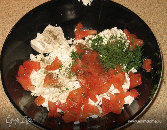 Делаем начинку:помидоры режем кубиками и 3 минутки поджариваем.
Разминаем вилкой брынзу,добавляем помидоры и мелко нарезанную зелень.