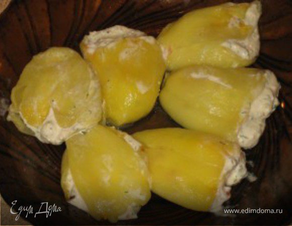 Очищаем перец от шкурки,удаляем ножки и семена, и наполняем их начинкой, придаем им плоскую форму.