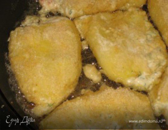 Затем обваливаем в яйце, сухарях и после опять в яйце и сухарях(можно вместо сухарей использовать муку),обжариваем с двух сторон в кукурузном масле.