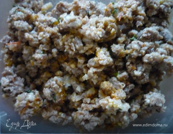 Мясной фарш обжарить на хорошо разогретой сковороде 5 минут, добавить мелко нарезанный лук и жарить еще минут 5, затем добавить 4 мелко нарезанных помидора и тушить пока не выпарится почти вся жидкость, добавить рубленую зелень, соль и специи, тщательно перемешать и снять с огня.