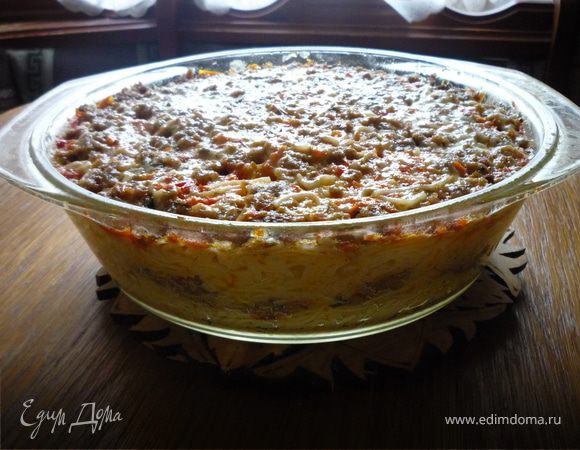 Закрыть крышкой  и выпекать 30 минут в духовке при 180*. Помните, что стеклянные формы надо ставить в холодную духовку. За 5 минут до готовности снять крышку, если хотите получить хрустящую сырную корочку. Вместо стеклянной кастрюли отлично подойдет обычная форма 28 см в диаметре, закрытая фольгой. Это блюдо отлично получается в СВЧ - 10 минут под крышкой на максимальной мощности.