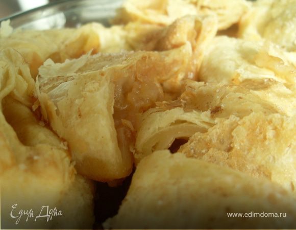 Готовые трубочки разрезать на небольшие кусочки. Можно подавать со сметаной.