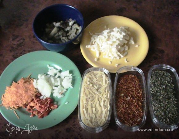 Грибы, лук и помидоры мелко нарежьте. Морковь натрите на крупной терке.