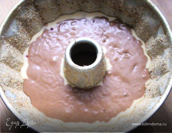 На дно формы вылить светлое тесто, затем аккуратно, чтобы слои теста не перемешались, вылить темное тесто. Сверху посыпать мелко нарезанным черносливом  и изюмом. А затем, опять вылить светлое тесто. Выпекать до готовности, около 40 мин.