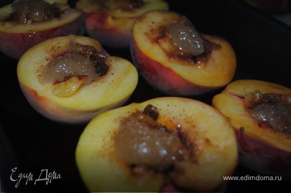 Перемешать изюм с орехами, наполнить начинкой персики. Сверху положить мед по вкусу и посыпать корицей