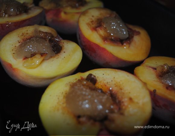 Перемешать изюм с орехами, наполнить начинкой персики. Сверху положить мед по вкусу и посыпать корицей