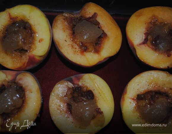 Выложить персики в форму, на дно формы вылить вино. Выпекать персики в духовке 10 мин.