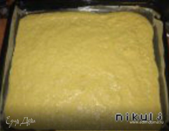 Сначла готовиться блинчик. Плавленые сырки трем на мелкой терке, добавляем хорошо взбитые яйца с солью, муку, майонез, хорошо вымешиваем и выкладываем на протвень, предварительно застеленный бумагой и смазанный растительным маслом. Равномерно распределить смесь на весь протвень(на всю величину духовки) тонким слоем.
