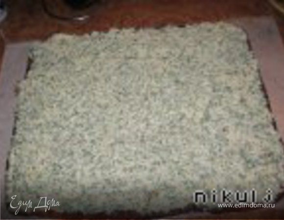 Готовим начинку.  Натереть на мелкой терке плавленный сырок, яйца, добавить мелко нарезанные зелень и шампиньоны, давленный чеснок, майонез, хорошо размешать и намазать на еще теплый блинчик.