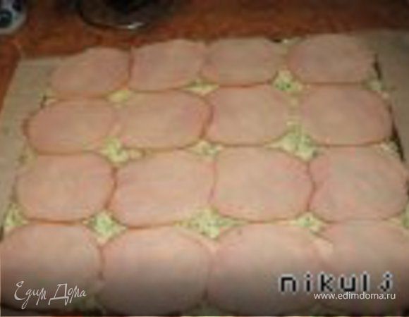 Выложить слой тоненько-претоненько нарезанного балычка (ветчины), брать лучше нарезной, если порезать толще, не сможете завернуть красиво рулет.