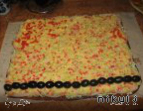 Твердый сыр натереть на мелкой терке, добавляем мягкое сливочное масло, мелко нарезанные кубиками цветные перцы, размешиваем и распределяем на балык. Маслинки выложить цепочкой, как показано на рисунке.