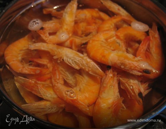 Подготовим ингредиенты! Сварим креветки. В кипящую подсоленную воду отправляем замороженные креветки  на 3-4 минуты.