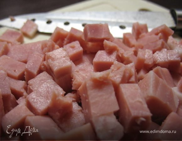 Режем кубиками ветчину.