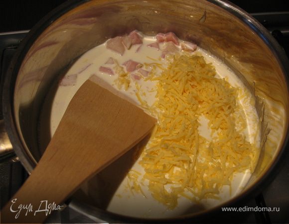 в сотейник добавляем сливки , доводим до кипения. затем добавляем ветчину и тертый сыр (70% от всего кол-ва,провариваем 10 минут 