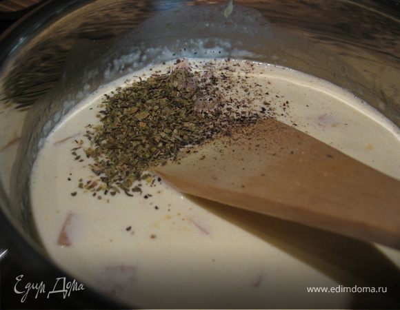 В соус  добавляем специи ,провариваем 5 минут.