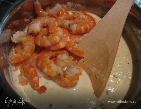 Добавляем креветки, уже очищенные! провариваем еще 3 минуты.