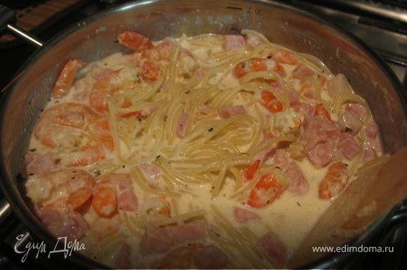 Затем в соус добавляем заранее сваренные до полу-готовности спагетти. провариваем 5-7 минут, до готовности пасты!