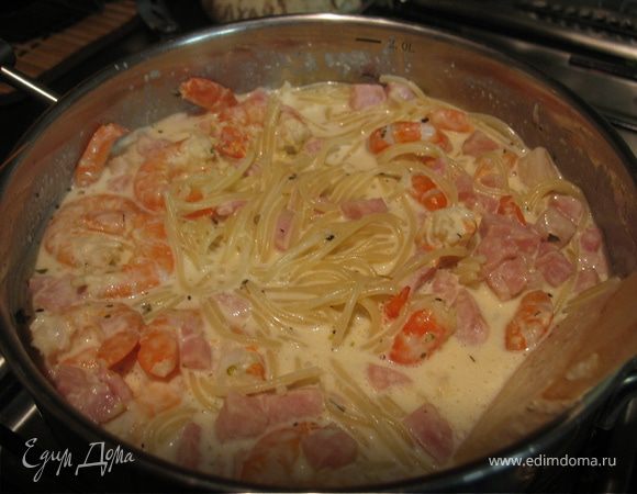 Затем в соус добавляем  заранее сваренные до полу-готовности спагетти. провариваем  5-7 минут, до готовности пасты!