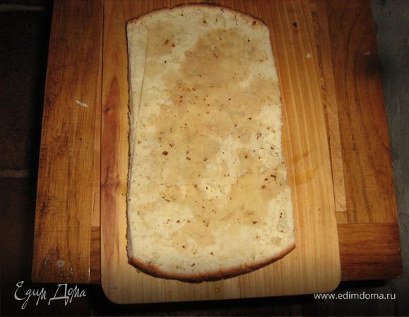 Коржи сложить вместе  и обрезать с двух сторон.