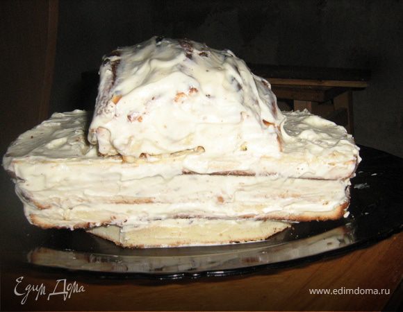 Приготовить сметанный крем: сметану взбить с сахарной пудрой, добавить орехи. Смазать коржи выкладывая один на другой. Из обрезков сформировать кабину машинки,все слои кабины промазать кремом.