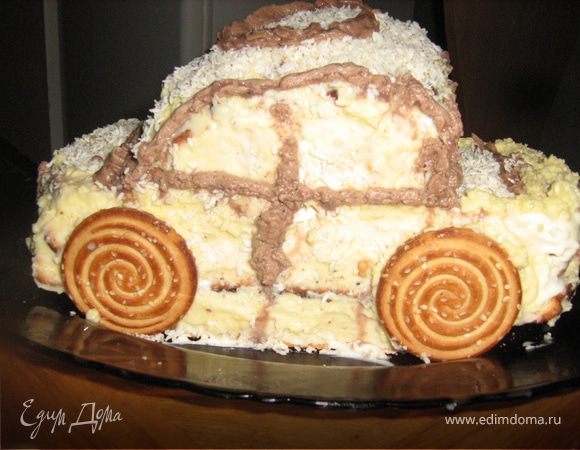 Приготовить масляный крем. Масло взбить добела, постепенно добавить сгущенное молоко. Оформить торт с помощью кондитерского мешка и фантазии. Колеса можно сделать из пряников. Готовый торт должен постоять  не меньше 5-6 часов в холодильнике.