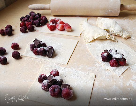 На каждый квадратик положить по несколько ягод вишни и по дольке шоколада. Всыпать чайную ложку На фото у меня еще с замороженной клубникой - мне не понравилась - она как-то выпаривается.
