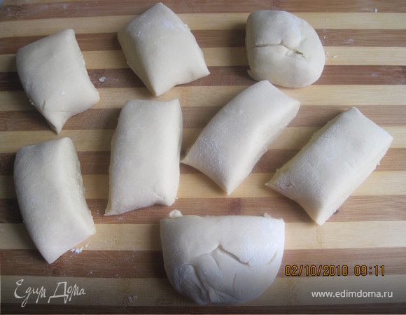 Замесить мягкое тесто. Оно должно хорошо раскатываться и не прилипать к рукам. Разделить тесто на 8-9 частей.