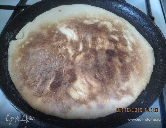 Когда низ зарумянится, корж перевернуть и печь до готовности. Коржи пекутся очень быстро! Нужно следить, чтобы не подгорели.