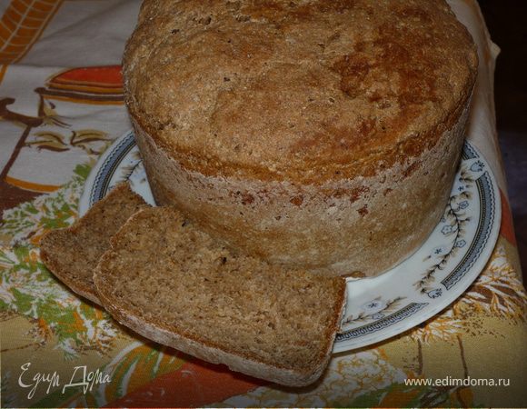 Духовку разогрейте до 200°C, поставьте расстоявшийся хлеб и выпекайте 15 минут, затем снизьте температуру до 180°C и выпекайте 30–40 мину. Готовность проверяйте спичкой или зубочисткой. Хлеб остудите в форме 15 минут, затем заверните в полотенце до остывания. Приятного аппетита!