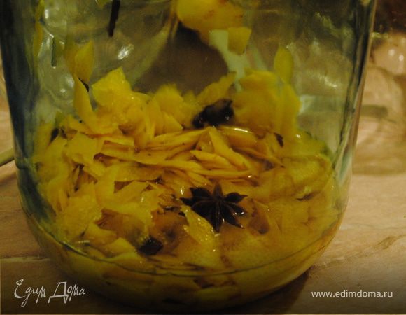 Срезаем с лимонов Цедру, только желтую (верхнюю) часть. Делать это надо аккуратно, т.к. белая часть цедры будет придавать горьковатый вкус. 
Подготовленную цедру положить в банку, залить спиртом, добавить корицу, гвоздику и анис. Банку упаковать в фольгу и поставить ее в темное место на 14 дней.
Банку необходимо ежедневно встряхивать, но открывать ее не нужно.