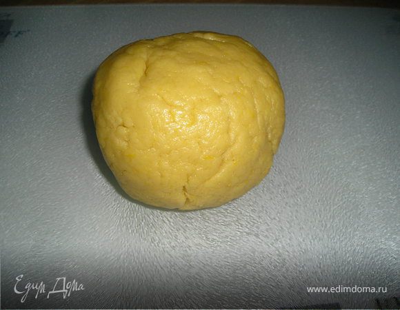 Из  указанных  ингредиентов  замесить  тесто. Обернуть  пленкой, положить  в  холодильник  на  30  мин.