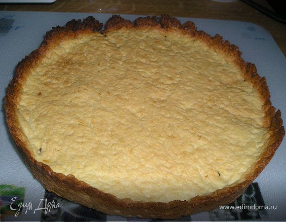 Разъемную  форму  d 24  см  выложить  бумагой, смазать  маслом. Выложить  в  форму  тесто, сделав  небольшой  бортик. Поставить  в  разогретую  духовку. Выпечь  до  готовности. У  меня  на  это  ушло  15 мин.