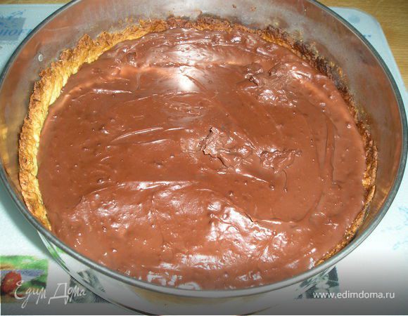 Готовим  мусс. Из  отведенных  350  мл  молока  берем  4  ст.л. Смешиваем  с  сахаром  и  содержимым  пакета  Dr.Oetker. Оставшееся  молоко  и  сливки  довести  до  кипения, снять  с  огня, соединить  с  разведенным  шоколадным  муссом. Все  вместе  довести  до  кипения. Дать  охладиться  минут  5. Вокруг  коржа  поствить  кольцо. Выложить  на  корж  мусс. 