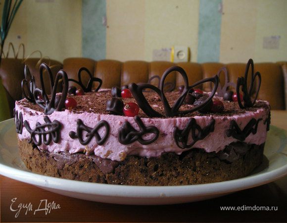 Украсить  шоколадом  и  оставшимися  фруктами.