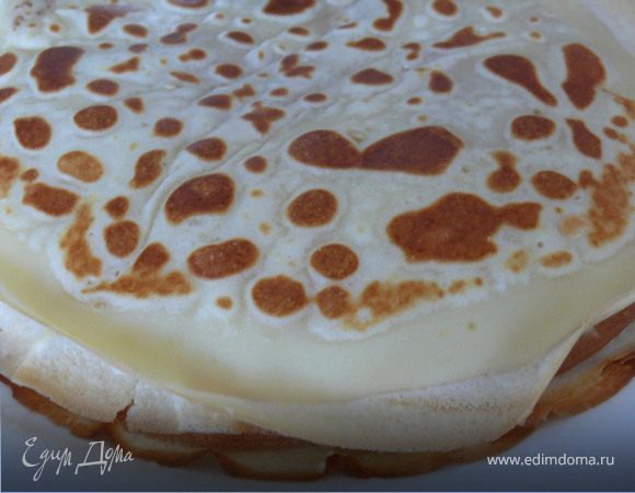 Испечь блинчики.Мой рецепт:1/2 чашки молока+1/2 чашки воды,1 яйцо, щепотка соли, ванильный сахар, 1 ст.л. обычного сахара, 2 ст.л. подсолнечного рафинированного масла,мука
