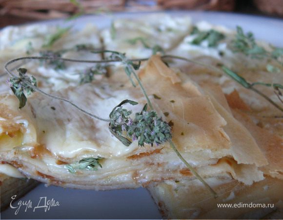 Таким образом чередовать слои(пока не надоест:)))Верхний блин закончить твердым сыром.Поставить в микроволновку на 2-3 минуты(чтобы сыр расплавился).Порезать, украсить веточками чабреца и подать к красному вину теплым.
Очень нежно, вкусно, ароматно и необычно!