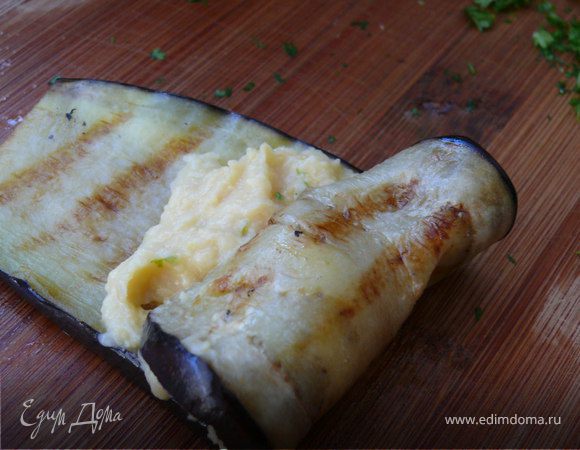 На пласт баклажана намазать паштет(не толсто и не до конца) и скатать, начиная с широкого конца.