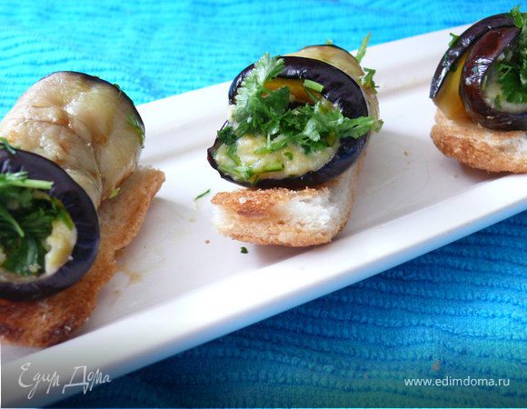 Готовые рулетики можно подать самостоятельно, а можно на тостах.Я делаю обычный тост, а потом режу его ножницами на полоски, размером с рулетик. Приятного аппетита!