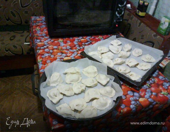 Разморозить тесто,порезать его на квадратики 6-7см.Потом слепить как большие пельмешки.На противень постелить пергамент,смазать подсолнечным или сливочным маслом и выпекать 25минут при 230градусах в предварительно разогретой духовке.
Приятного аппетита!:))