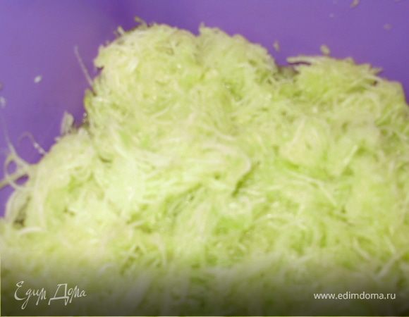 Кабачки очистить натереть на мелкой терке.